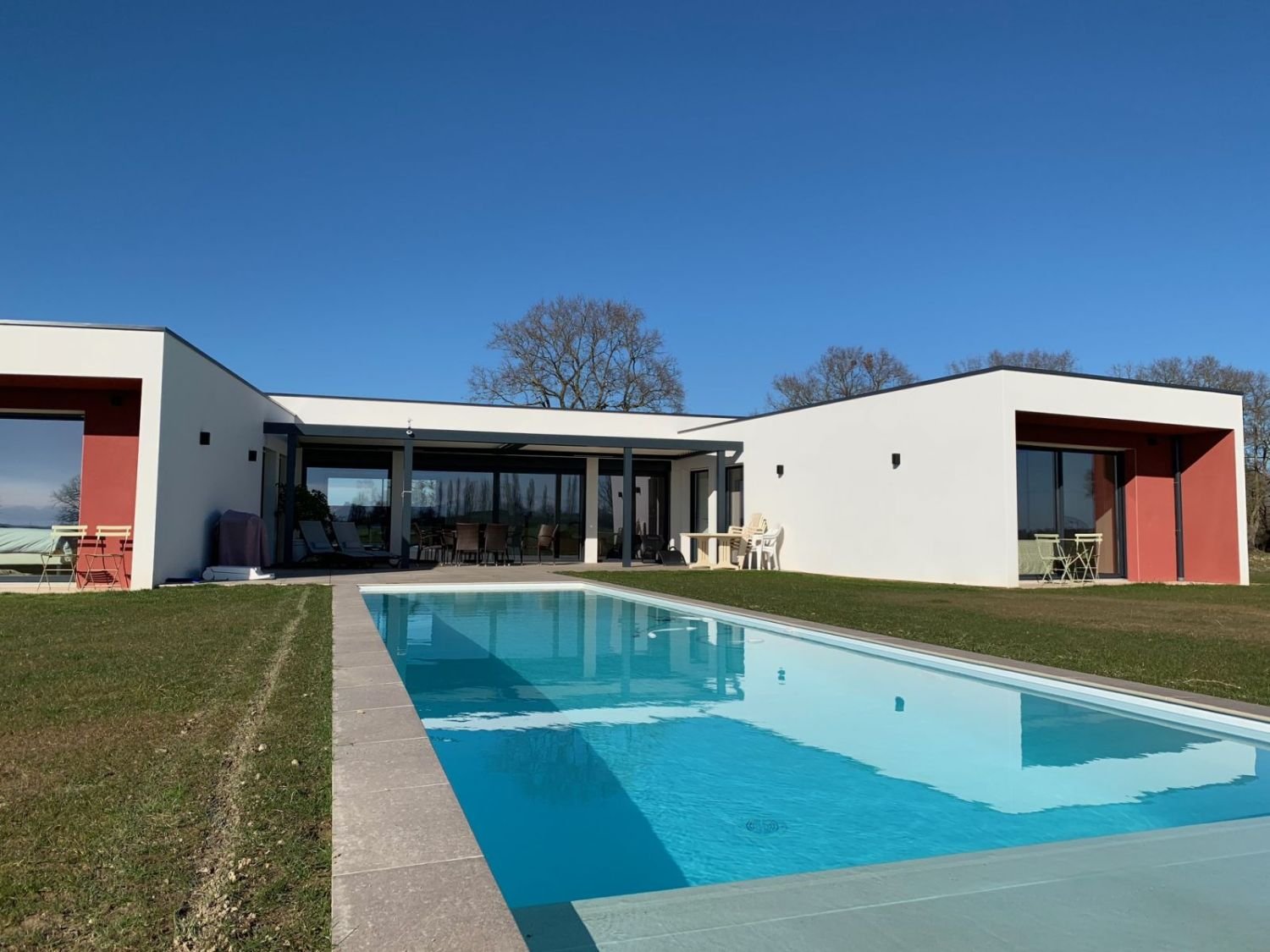 Maison contemporaine avec piscine construite par SBDB